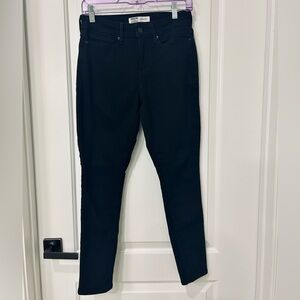 Women’s Black Signature Levi Strauss Skinny Jeans